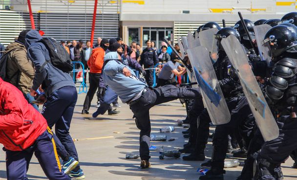 TULCEA, ROMANIA - APRIL 28: Protesters clash with riot gendarmerie during a riot-control exercise on April 28, 2017 in Tulcea, Romania - Foto, imagen