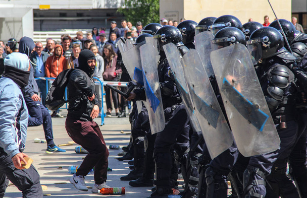 TULCEA, ROMANIA - APRIL 28: Protesters clash with riot gendarmerie during a riot-control exercise on April 28, 2017 in Tulcea, Romania - Fotografie, Obrázek