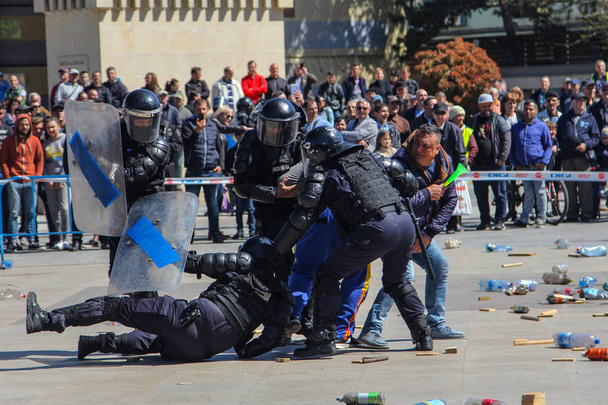 TULCEA, ROMANIA - APRIL 28: Gendarmes detaining a protester during a riot-control exercise on April 28, 2017 in Tulcea, Romania - Foto, imagen