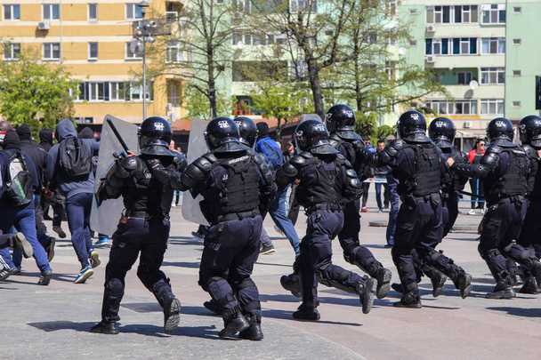 TULCEA, ROMANIA - APRIL 28: Protesters clash with riot gendarmerie during a riot-control exercise on April 28, 2017 in Tulcea, Romania - Foto, imagen