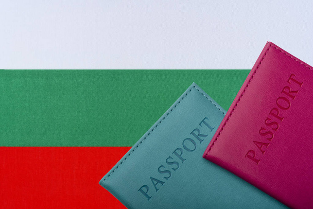 gegen die bulgarische Flagge zwei Pässe. - Foto, Bild