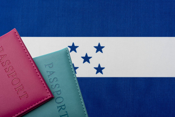 Honduras bayrağı karşı iki pasaport. - Fotoğraf, Görsel