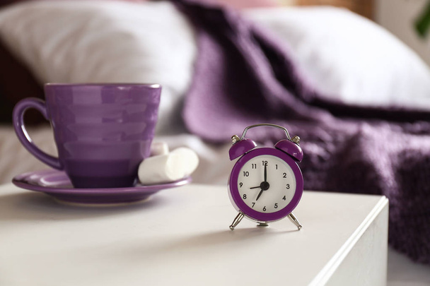 Reloj despertador en la mesa del dormitorio - Foto, Imagen