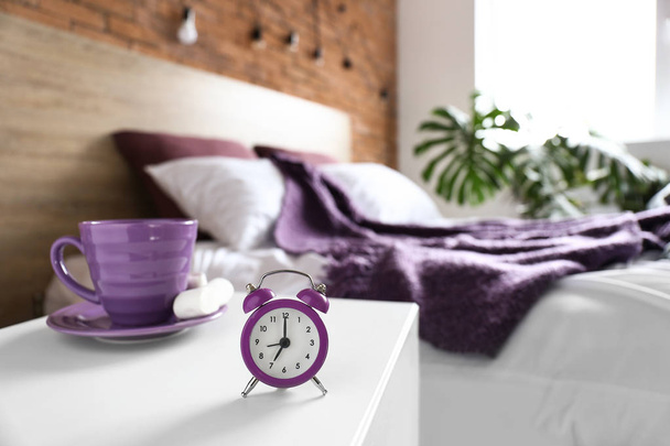 Reloj despertador en la mesa del dormitorio - Foto, Imagen