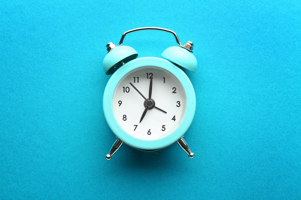 Alarm clock on color background - Fotografie, Obrázek