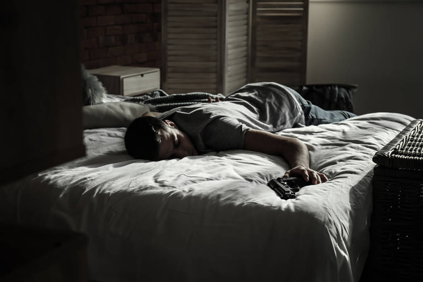 Człowiek z pistoletem po popełnia samobójstwo w sypialni - Zdjęcie, obraz