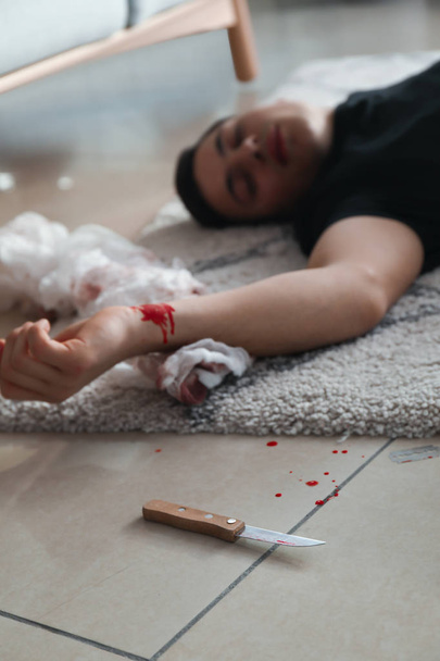 Dode man met gesneden aderen op vloer liggen. Zelfmoord bewustzijn concept - Foto, afbeelding
