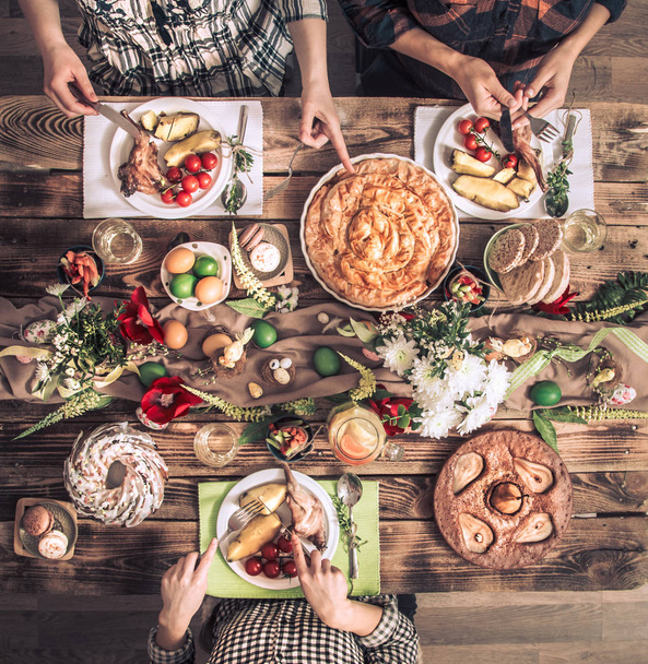 Διακοπές τους φίλους ή την οικογένεια στο τραπέζι των διακοπών με κρέας κουνελιού, λαχανικά, πίτες, τα αυγά, το top view. - Φωτογραφία, εικόνα