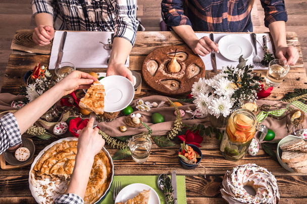 Home Celebration of friends or family at the festive table - 写真・画像