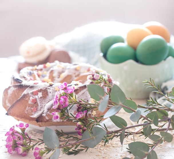 イースターの甘いケーキと卵と組成 - 写真・画像