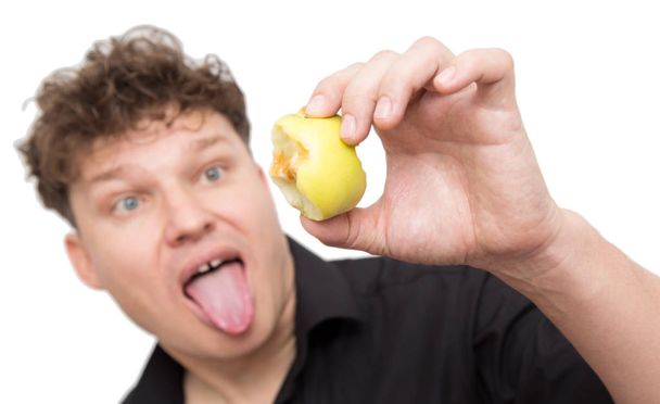 un homme mangeant une pomme sur fond blanc
 - Photo, image
