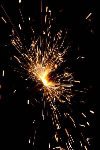 Queimando fogo de Bengala sobre um fundo preto. Natal, Ano Novo faísca fogo
. - Foto, Imagem