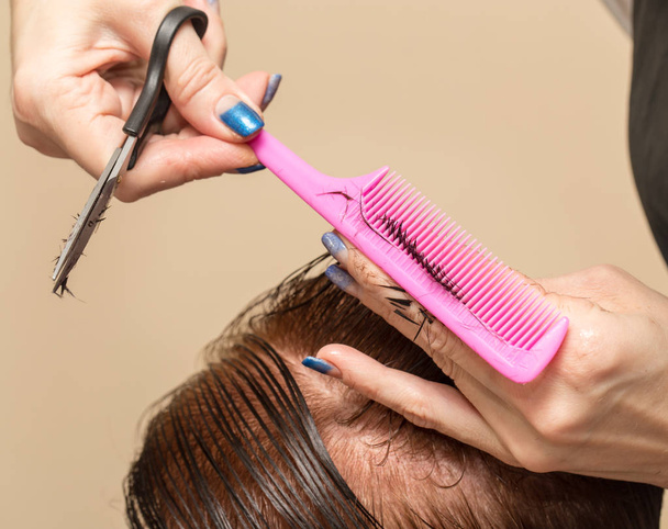 Female hair cutting scissors in a beauty salon - Foto, afbeelding