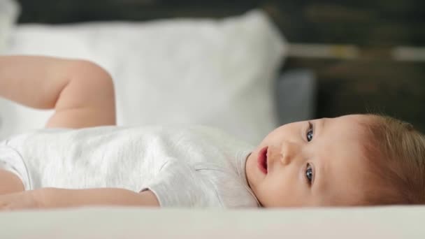 Boční pohled na dítě ležící na posteli - Záběry, video