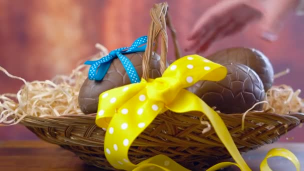 Cesta de Pascua, apilar huevos de chocolate y conejos en la cesta, timelapse
 - Metraje, vídeo