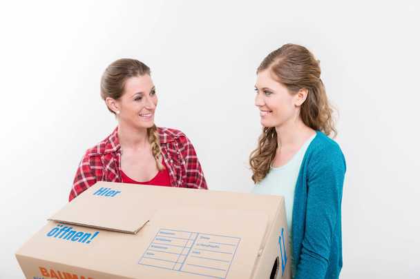 Des femmes souriantes portant la boîte en carton
 - Photo, image