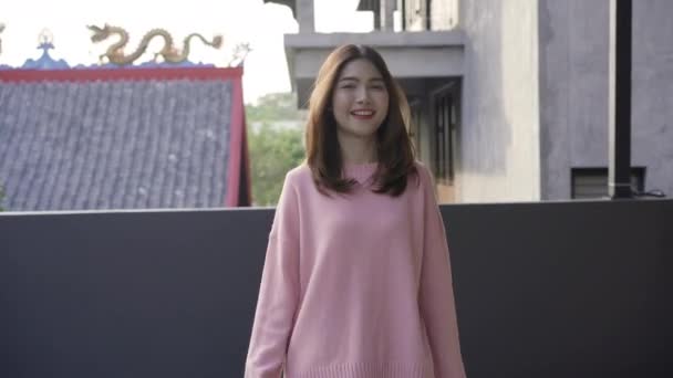 junge asiatische Frau beim Einkaufen in der Stadt, schöne shopaholic Frau mit Einkaufstüten, während zu Fuß zum Einkaufen im Freien in den Ferien. Lebensstil Shopping-Frauen entspannen sich im Stadtkonzept. - Filmmaterial, Video