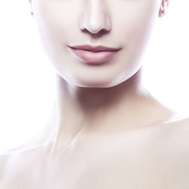 Vista parziale del viso femminile con trucco naturale su sfondo bianco
 - Foto, immagini