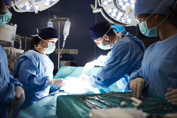 Занятые хирурги во время сложной операции
   - Фото, изображение