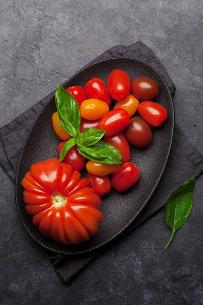 Taze Bahçe domates ve fesleğen tablo pişirme taş üzerinde plaka üzerinde - Fotoğraf, Görsel