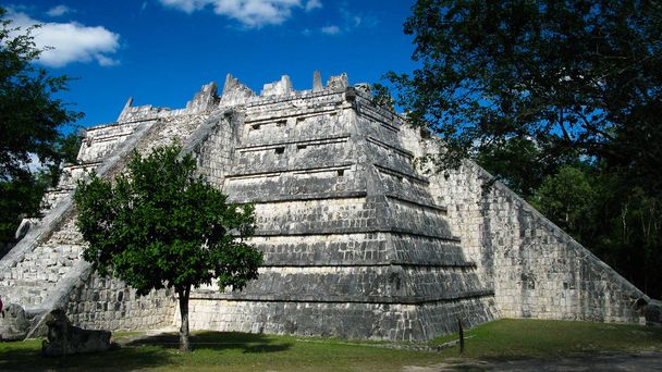 Buitenaanzicht Templo de Las Mesas aka plaats van aanbidding aan Chichen Itza, Mexico - Foto, afbeelding
