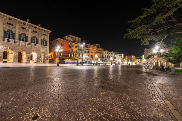 Центр міста Верона-Італія - Площа Бра вночі  - Фото, зображення