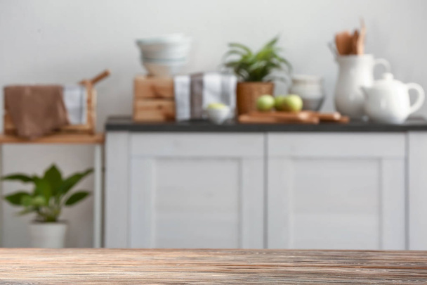 Table en bois dans la cuisine moderne
 - Photo, image