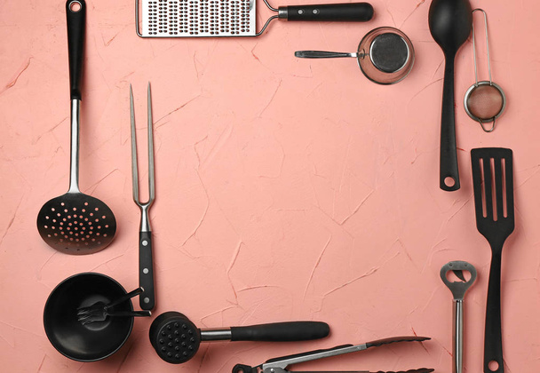 Marco hecho de utensilios de cocina sobre fondo de color
 - Foto, imagen