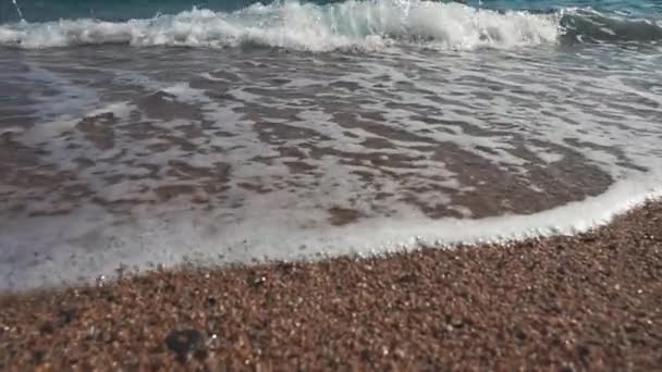 Mooi strand met zand en kiezels op de kust, golven zijn crashen, close-up - Video