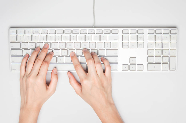 Hands working on the keyboard - Foto, Imagem