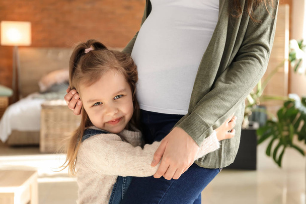 Bambina con madre incinta a casa
 - Foto, immagini
