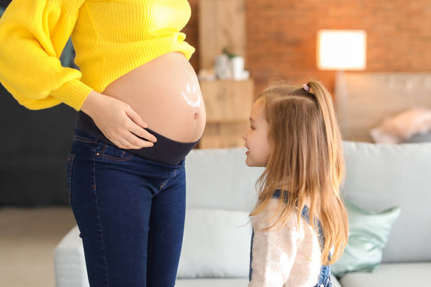 Bambina con madre incinta a casa
 - Foto, immagini