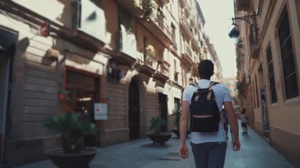 Yetişkin adam etrafında bakarak, Avrupa kentinde şehir sokakta yürüyor - Video, Çekim