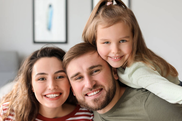 портрет счастливой семьи дома - Фото, изображение