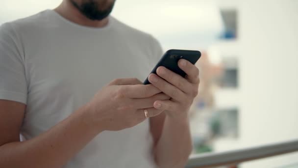 Одружений чоловік тримає мобільний телефон в руках і дивиться на нього, крупним планом
 - Кадри, відео
