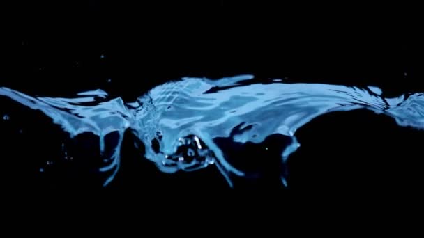 Super-Zeitlupe von plätscherndem Wasser isoliert auf schwarzem Hintergrund, gefilmt mit High-Speed-Kamera, 1000 fps. - Filmmaterial, Video