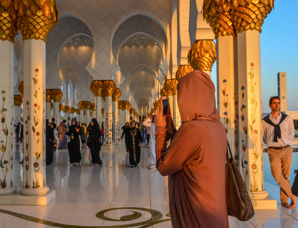 Жінка відвідування Grand мечеті Абу-Дабі - Фото, зображення