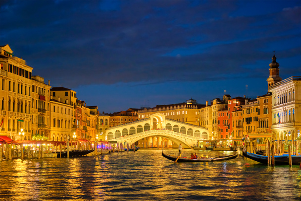 Rialto-híd Ponte di Rialto Grand Canal éjjel itt: Velence, Olaszország - Fotó, kép