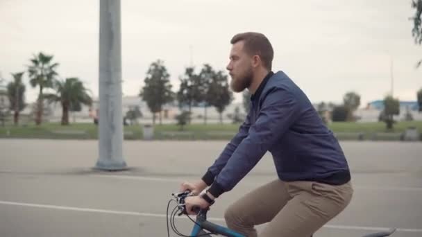 Lonely man is working out in daytime, riding a bike in summer - Footage, Video