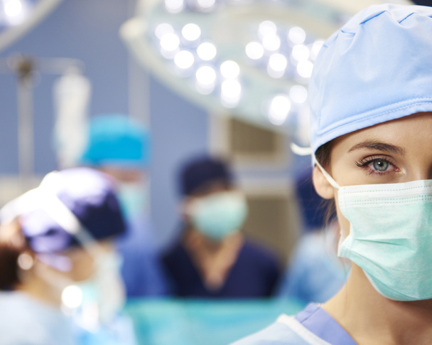 Retrato de uma cirurgiã na sala de operações
  - Foto, Imagem