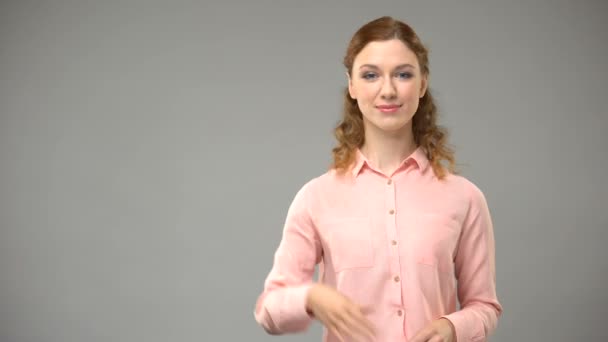 Γυναίκα λέει γειά σου στην νοηματική γλώσσα, κείμενο σε φόντο, επικοινωνία για κωφούς - Πλάνα, βίντεο