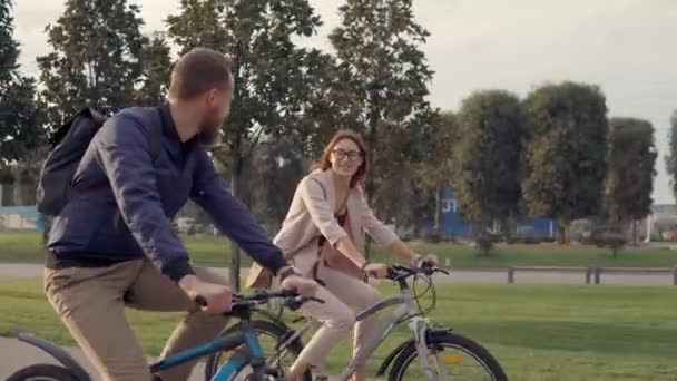 Man and woman on bikes. - Imágenes, Vídeo