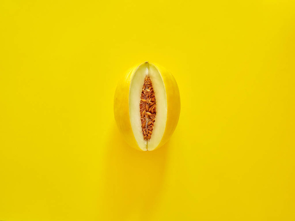 Melon jaune Fruit isolé en arrière-plan jaune vu d'en haut - flatlay look - Image
 - Photo, image