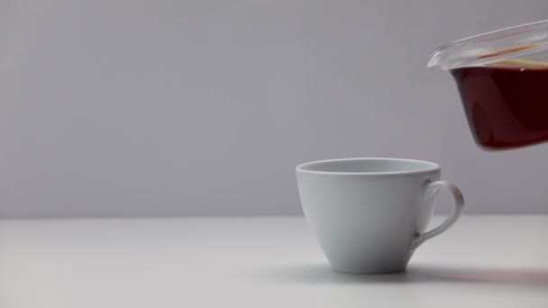 Frauenhände gießen einen Tee aus einem Wasserkocher in eine chinesische Tasse. Teezeremonie. Teil 52. - Filmmaterial, Video
