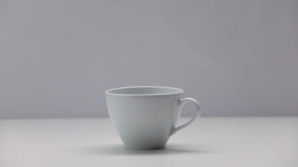 Γυναικεία χέρια ρίξτε ένα τσάι στην κινεζική Κύπελλο από γυαλί βραστήρα. Τελετή του τσαγιού. Μέρος 53. - Πλάνα, βίντεο
