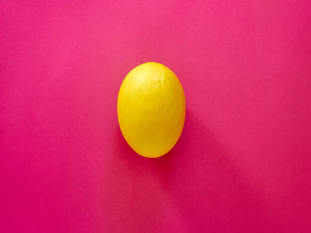 Amarelo Melão Fruta isolada em plástico fundo rosa visto de cima - flatlay olhar - Imagem
 - Foto, Imagem