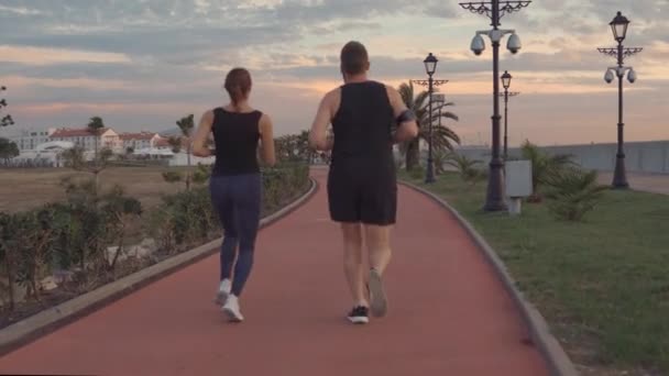 férfi és nő fut. - Felvétel, videó
