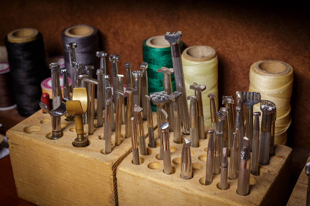 set of leather tools in the workshop - Φωτογραφία, εικόνα