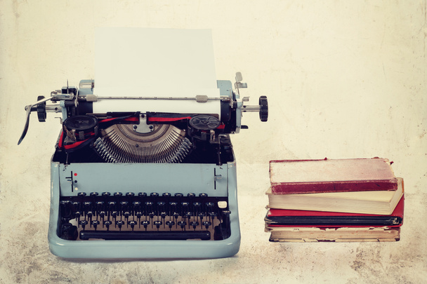 Ancienne machine à écrire avec livres couleurs rétro sur le bureau
 - Photo, image