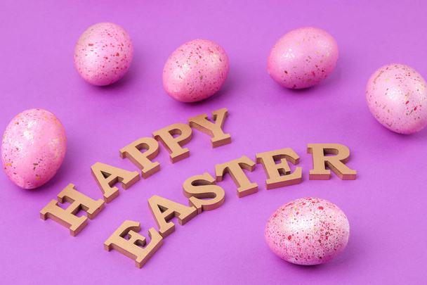 Великдень. Рожеві великодні яйця на модному фіолетовому фоні. Щасливого Великодня. канікули
. - Фото, зображення